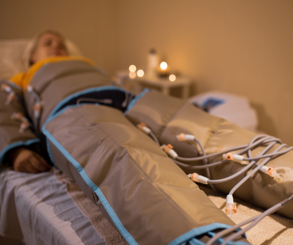 Mujer recibiendo una sesión de presoterapia en centro de bienestar – presoterapia para piernas cansadas y celulitis