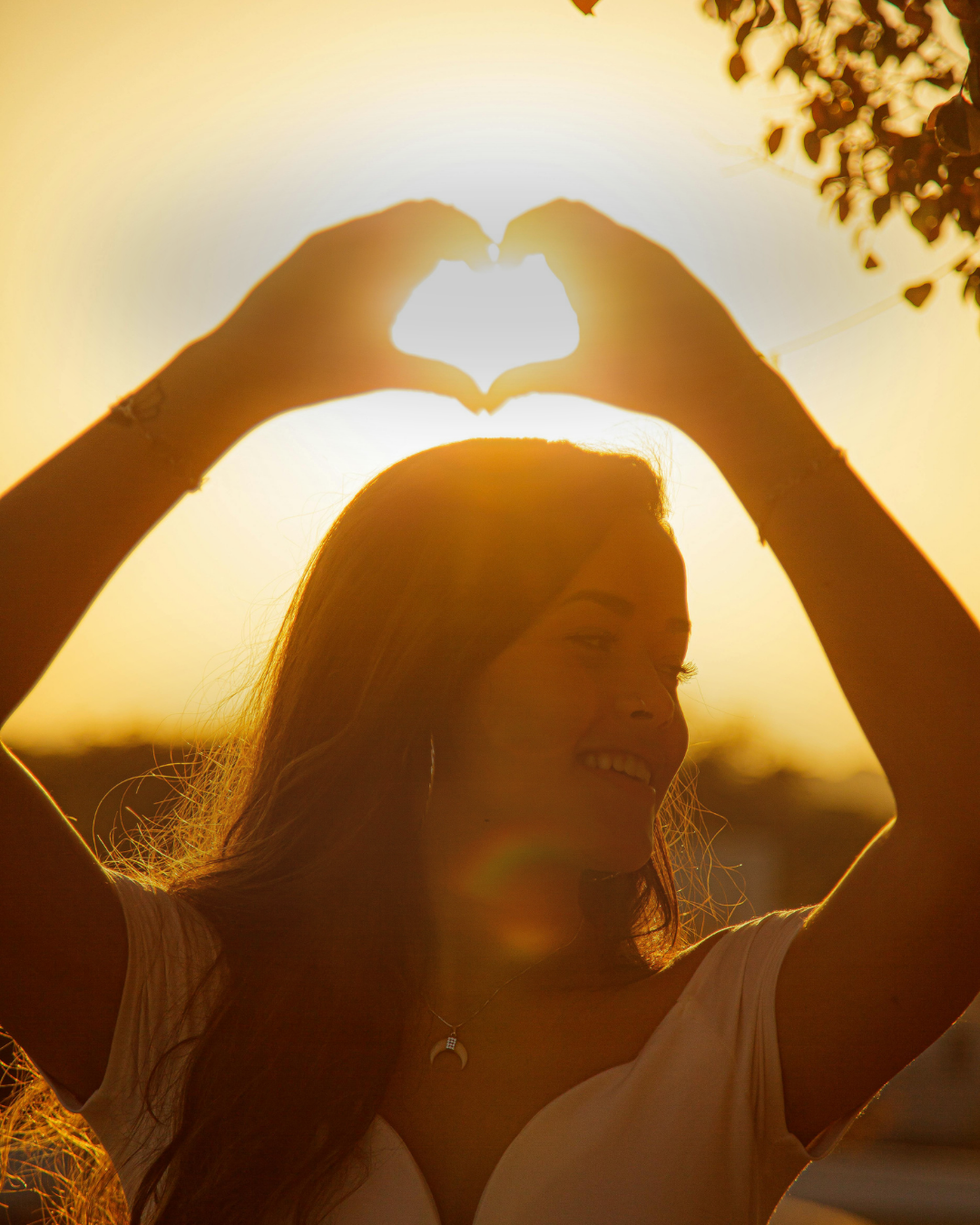 mujer feliz sin ansiedad gracias a la aplicación de remedios naturales